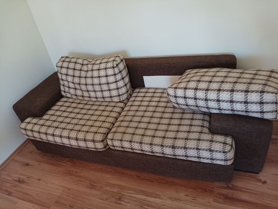 Диван и две табуретки