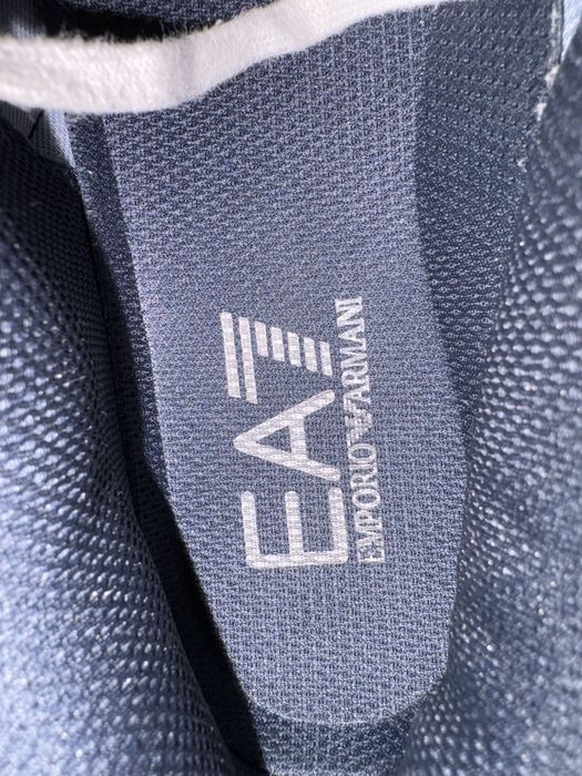 Vand adidasi Emporio Armani.