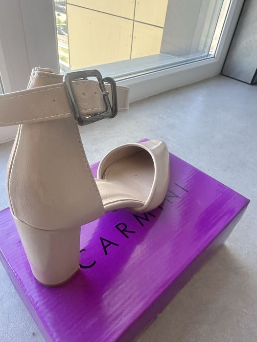 Продам туфли бежевые