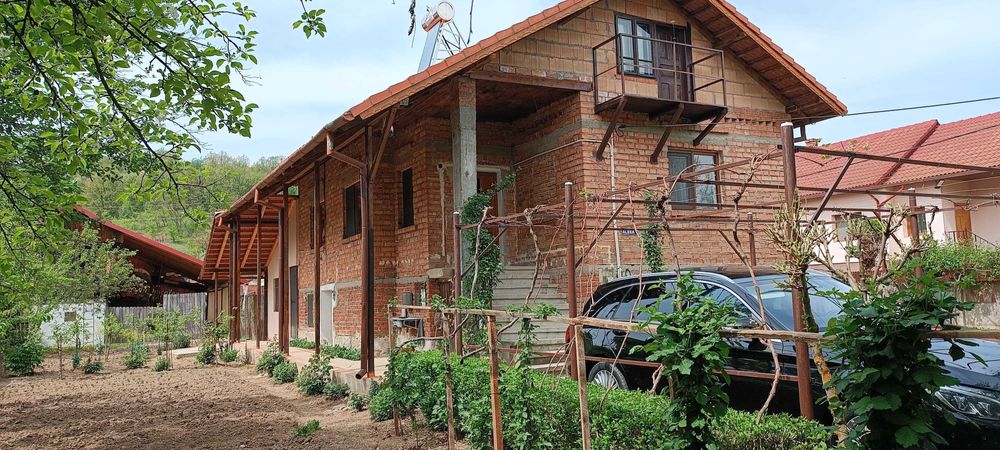 Casă de vânzare în Gorj zonă liniștită, colinară