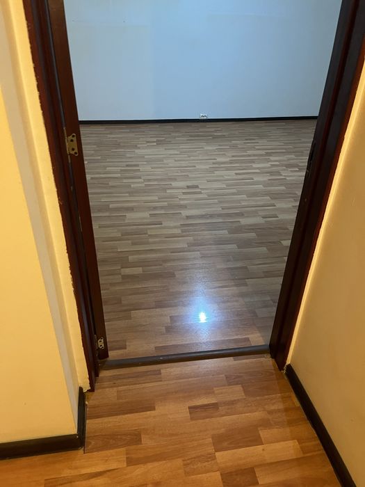 Caut 2 baieti pentru scos parchetul