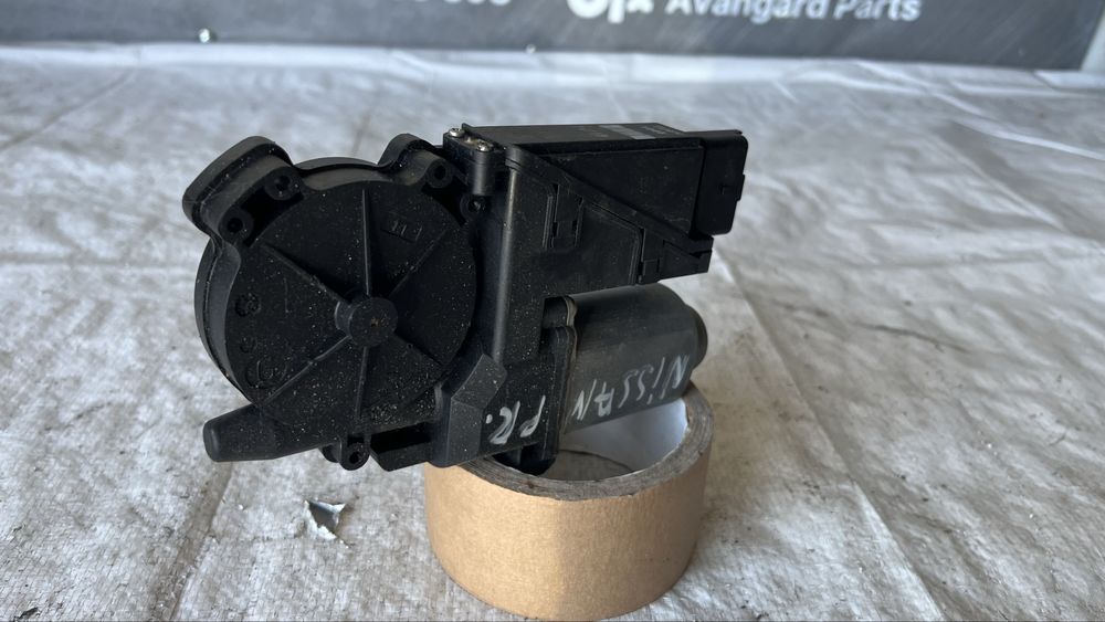 Моторче за предно дясно стъкло Nissan Primera P12