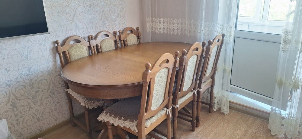 Продам стол со стульями.