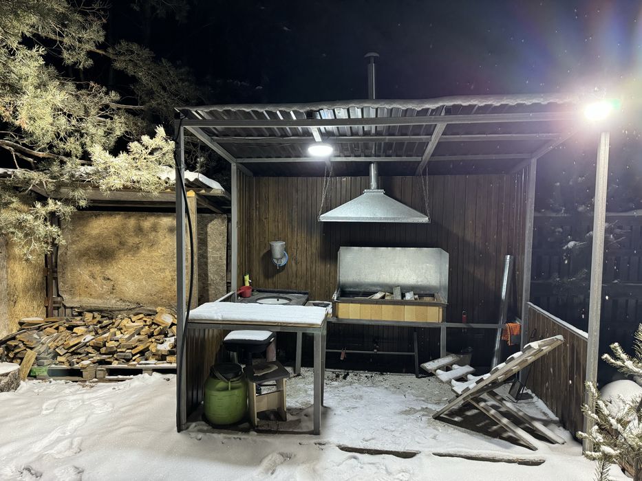 Дом, мангал, беседка в лесу