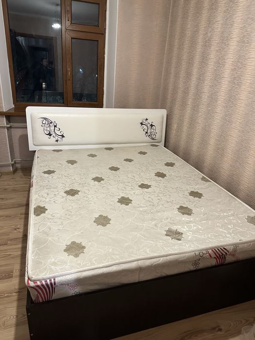 Кровать с матрасом