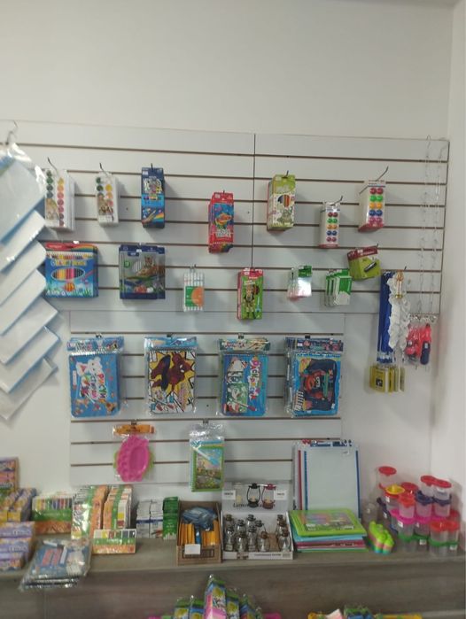 Стеллажи, витрины и стол