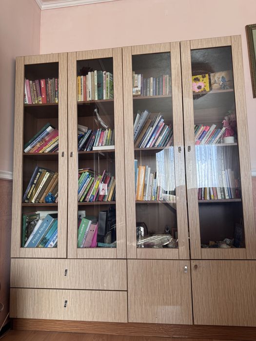 Срочно продам книжный шкаф