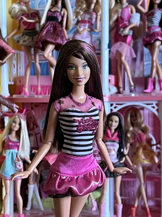 Кукла Барбие Barbie Fashionistas Sassy 2009