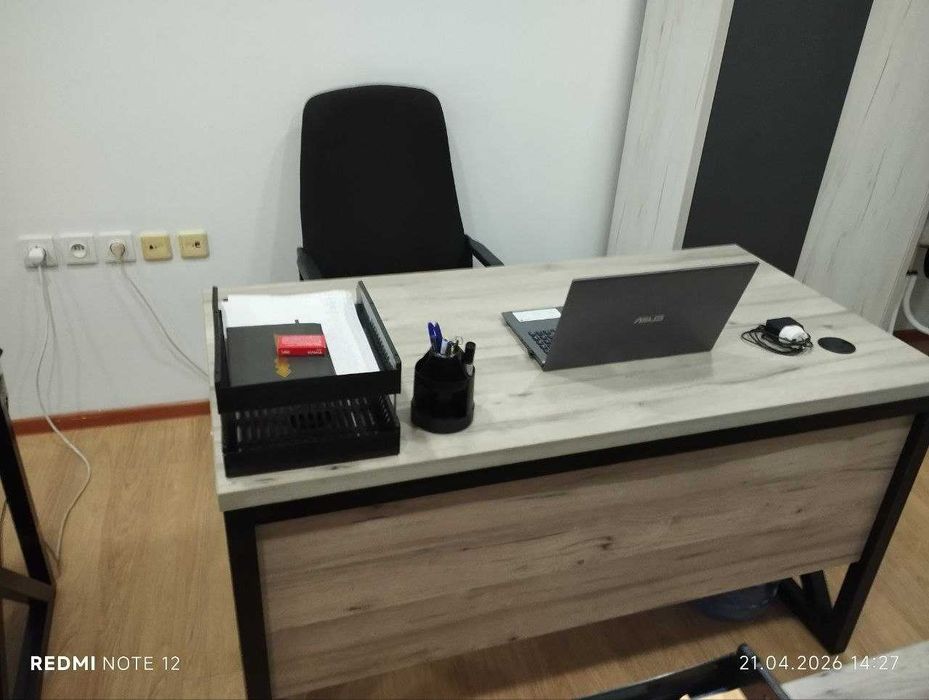 Продаётся офисный стол-стул в комплекте.