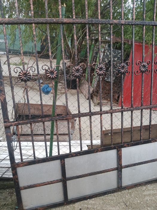 Vând porti fier forjat