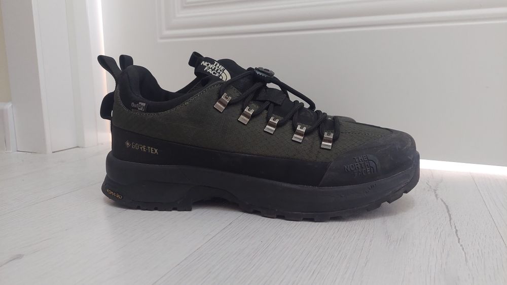 Кроссовки  42 размер