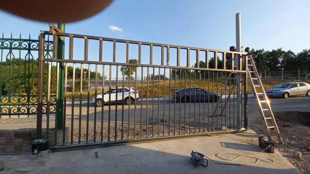 Откатные ворота ставим на колеса по рельсу