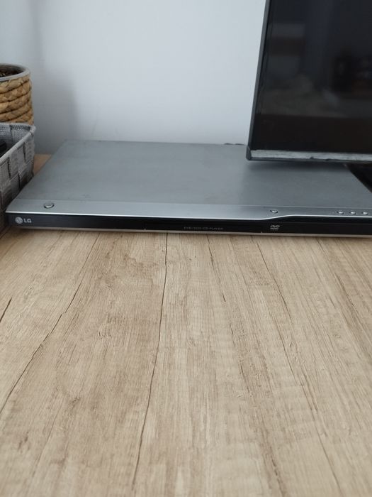 Продавам двд LG хубав модел