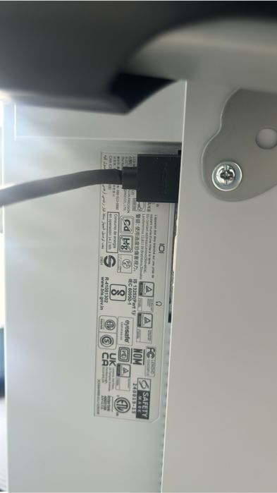 Монитор с кранштейном в комплекте.