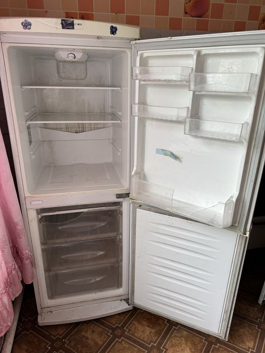 Продам холодильник за 10000 тенге
