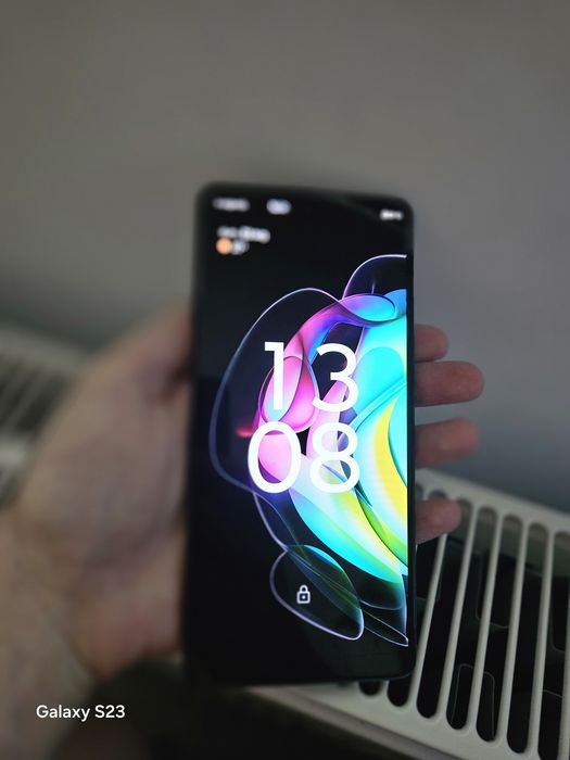 Motorola edge 20 și iPhone 5se Rose