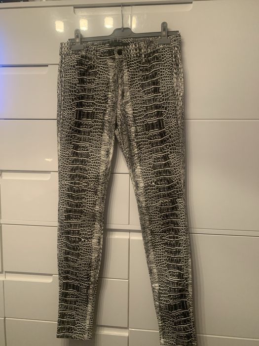 Панталон- тип клин, ластичен с черно- бели мотиви