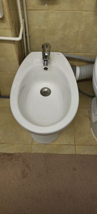 Vând dulap baie ; vană ; bideu.