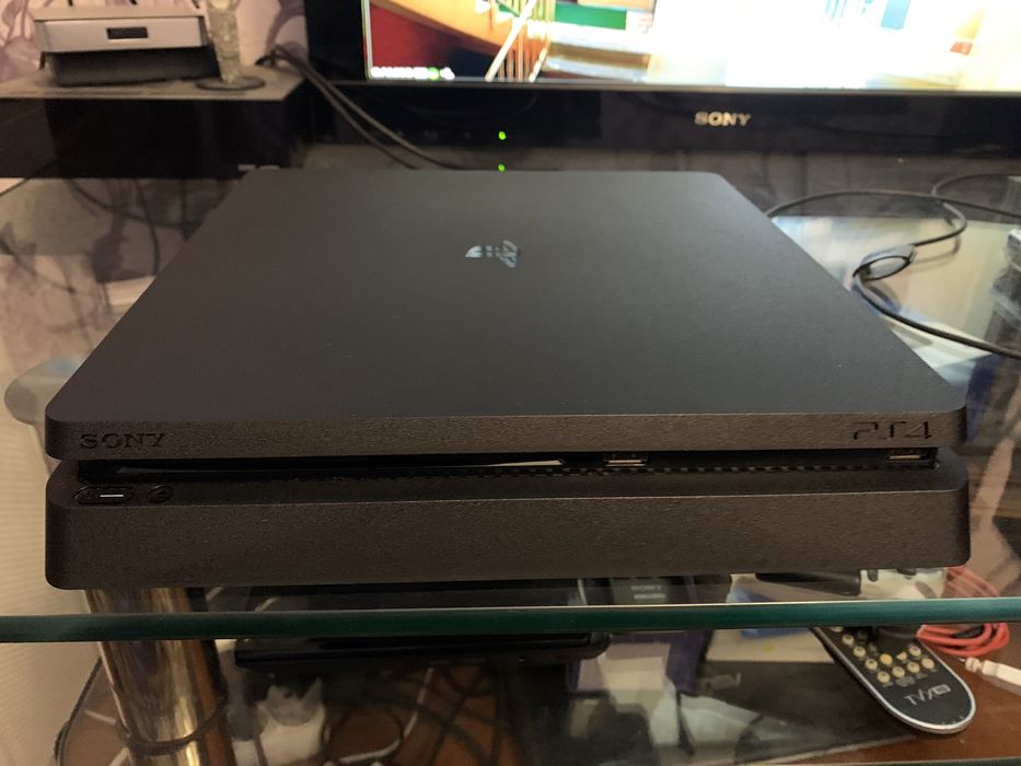 playstation4 slim 1TB один джестика оригинал и оснавные игры