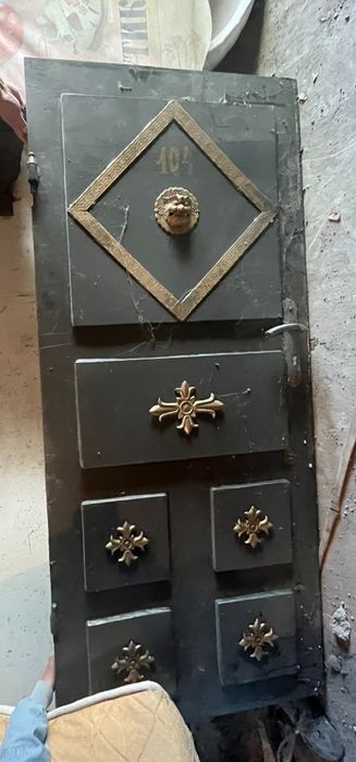 Железная дверь с коробкой.