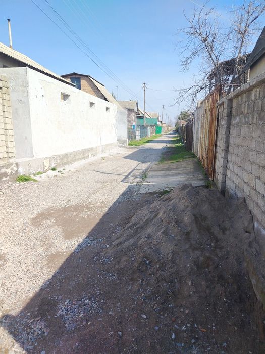 Тошкендан 10 км Сурумда 1 хона лий квартира пулизга 6 сотиглий дала хо