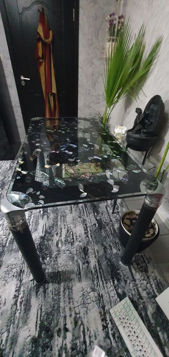 Продавам стъклена маса