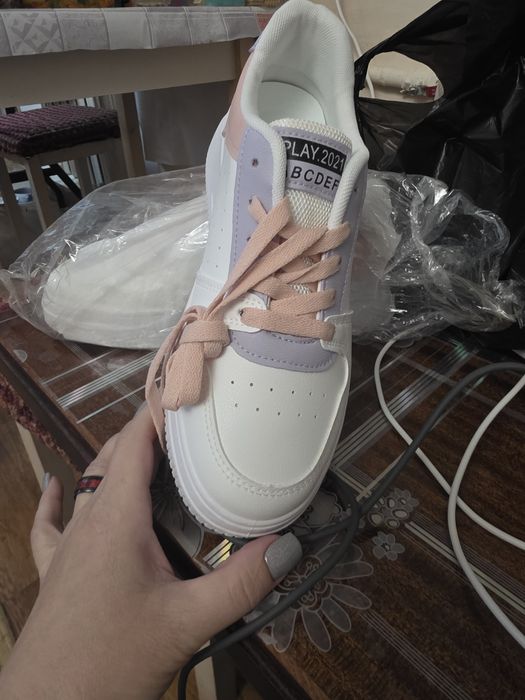 Продам кроссовки