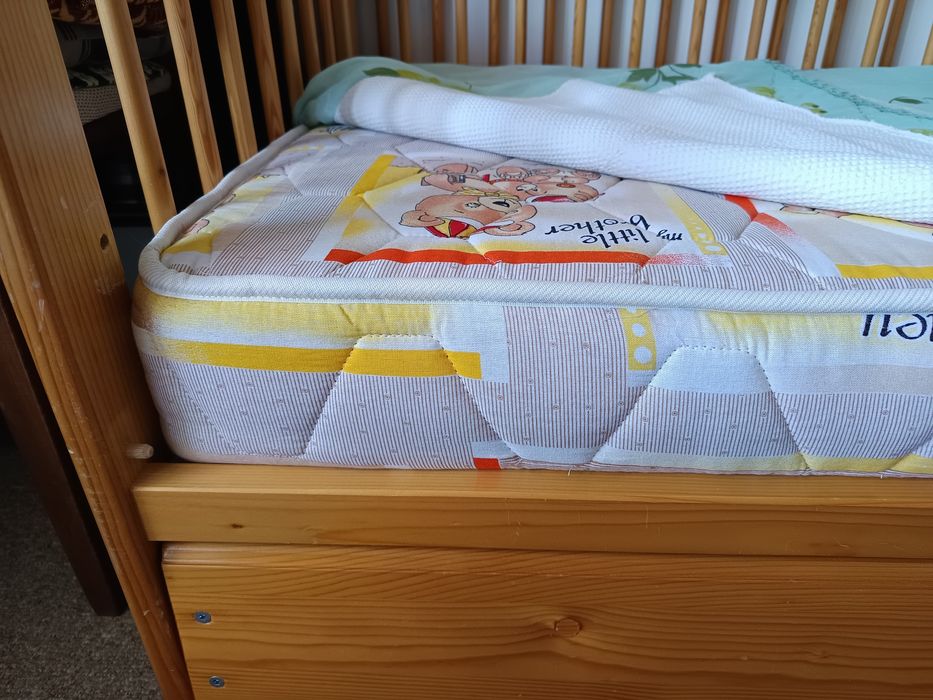 Детско креватче от масив