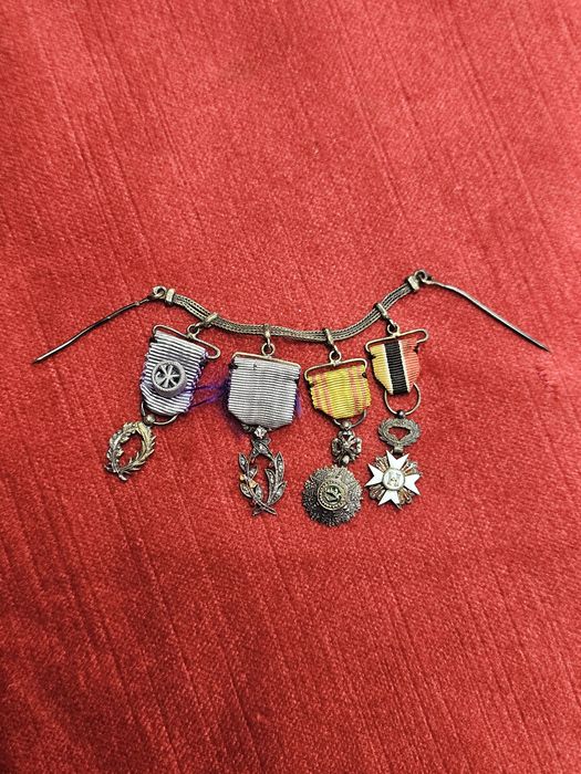 Сребърни френски мадали.