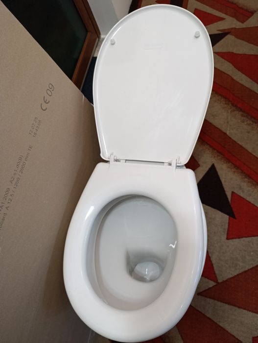 Продавам тоалетна чиния