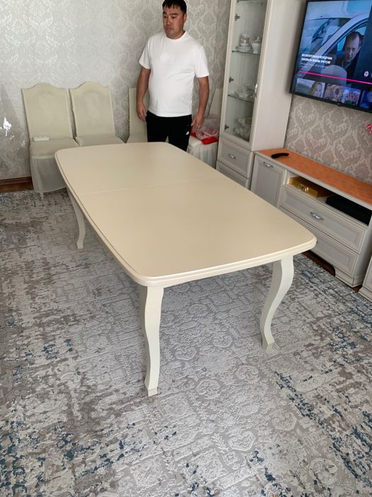 Обеденный стол для гостей