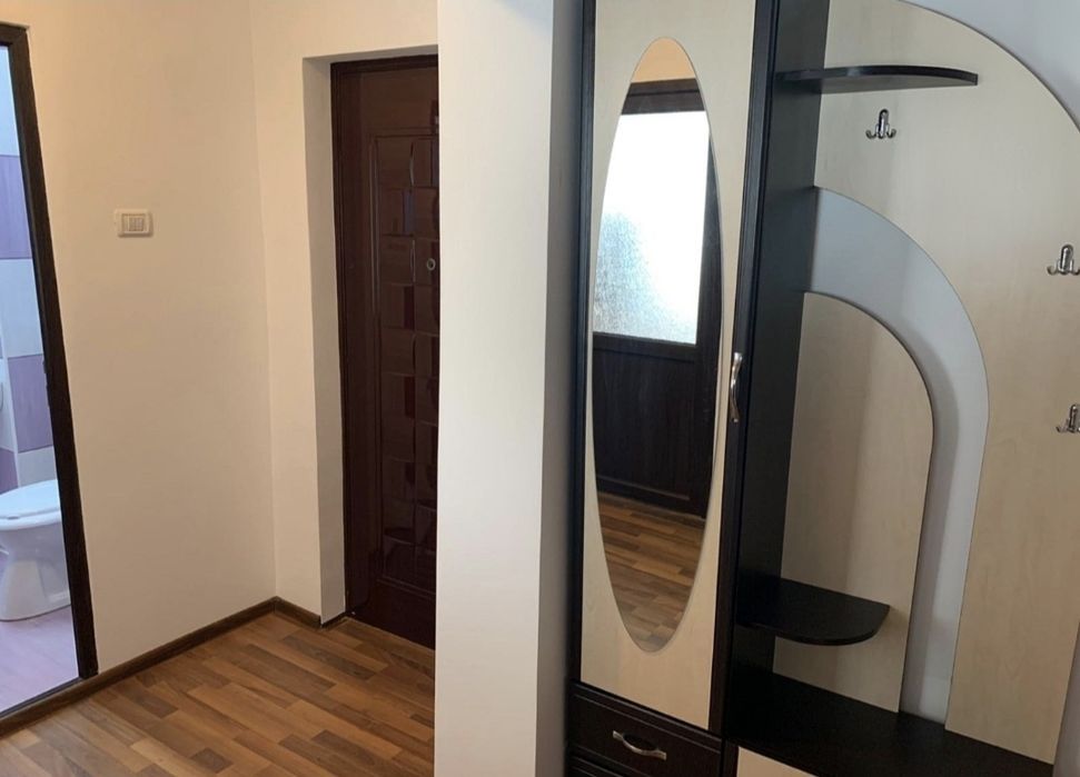 Ofer spre inchiriere garsoniera