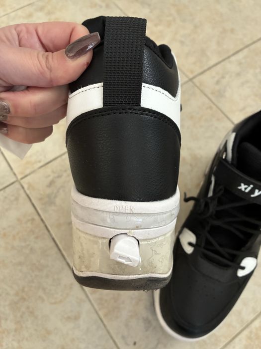 Маратонки с ролкови кънки