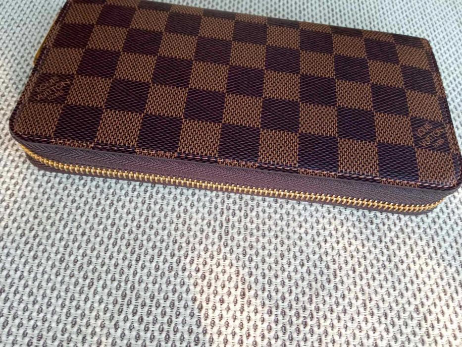 LOUIS VUITTON Дамскo портмоне с цип кафяво