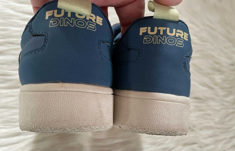 Incaltaminte H&M, cu dinozauri, pt baieti, marime 31