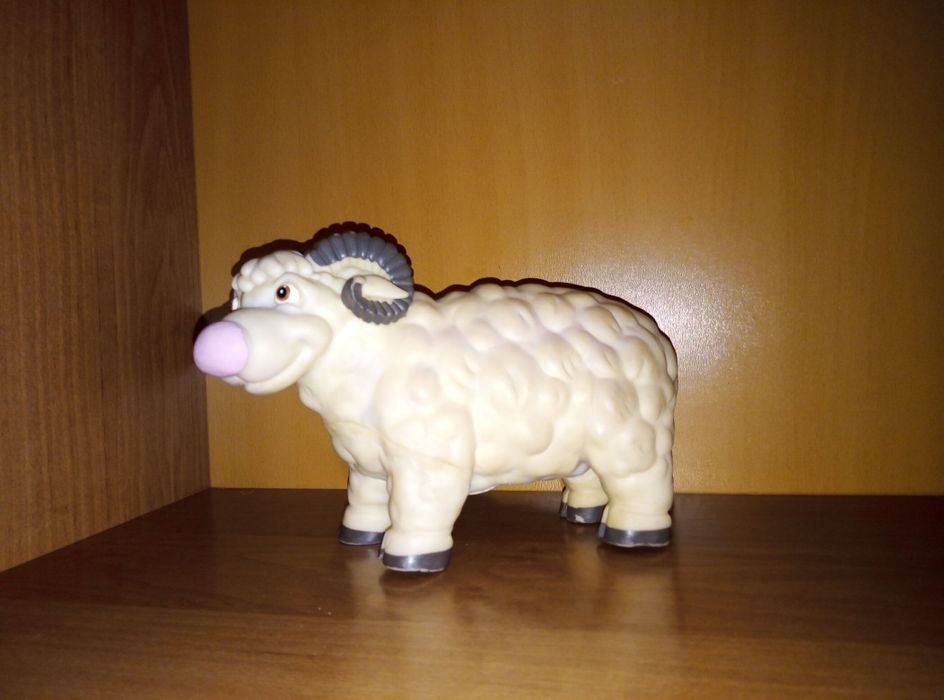 Игрушки  разные.