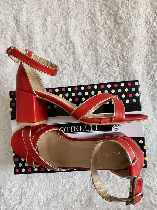 Vând sandale roșii 39