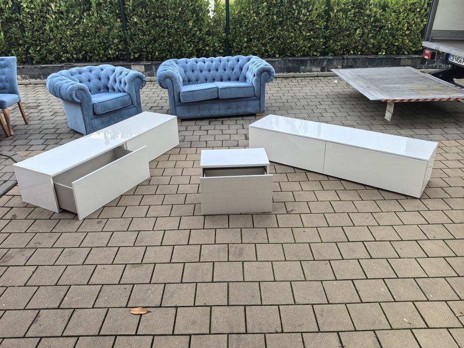 Продавам диван, столове и шкафове