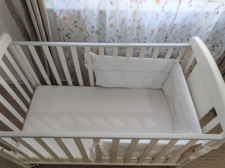 Set pătuț bebe lemn masiv + saltea+protecții–totul inclus,impecabil