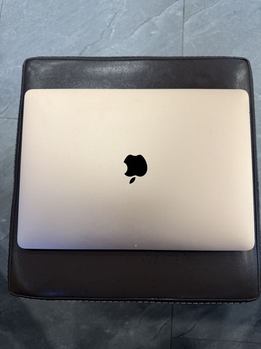MacBook air m1,2020. Baterie 93% .