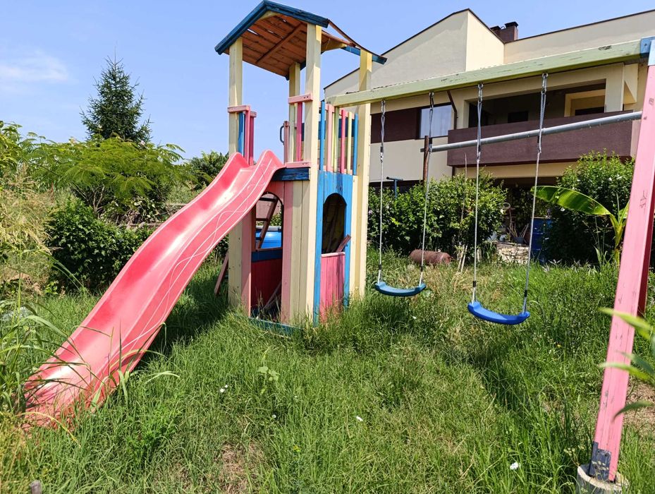 Ansamblu loc de joaca copii cu 2 leagane, tobogan, turn si casuta