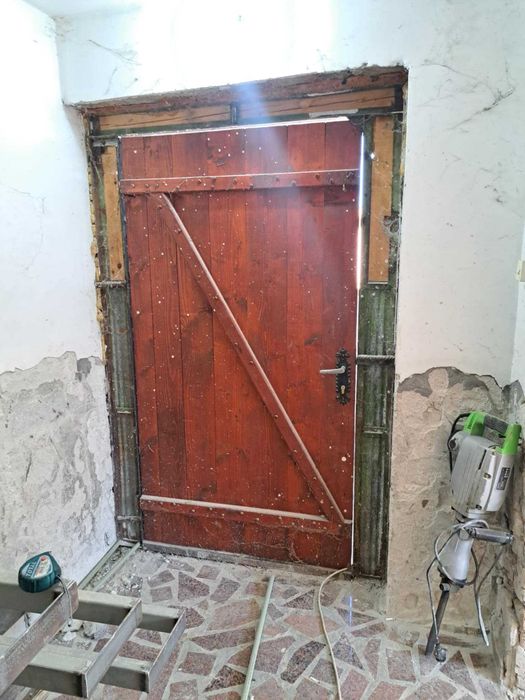 Дървена битова врата