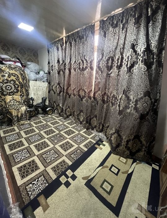 Qorovulbozorda 2 xonali uy sotiladi