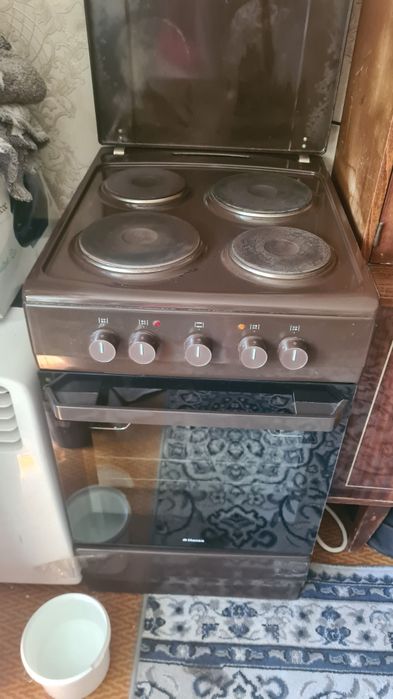 Продам электроплиту Hansa