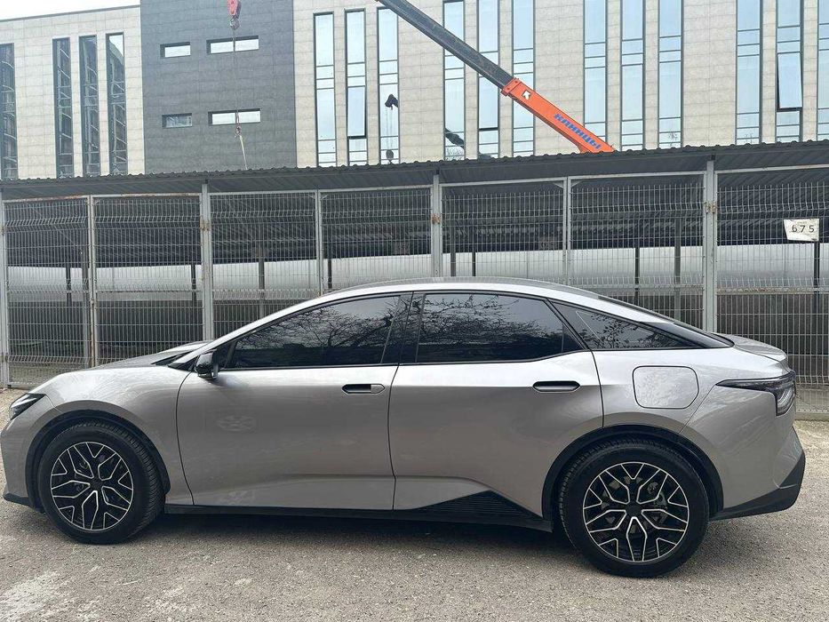 TOYOTA BZ3 срочно сотилади