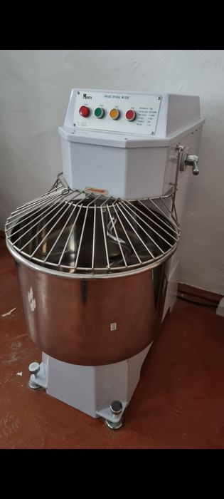 Профессиональный спиральный тестомес Manta HF60C