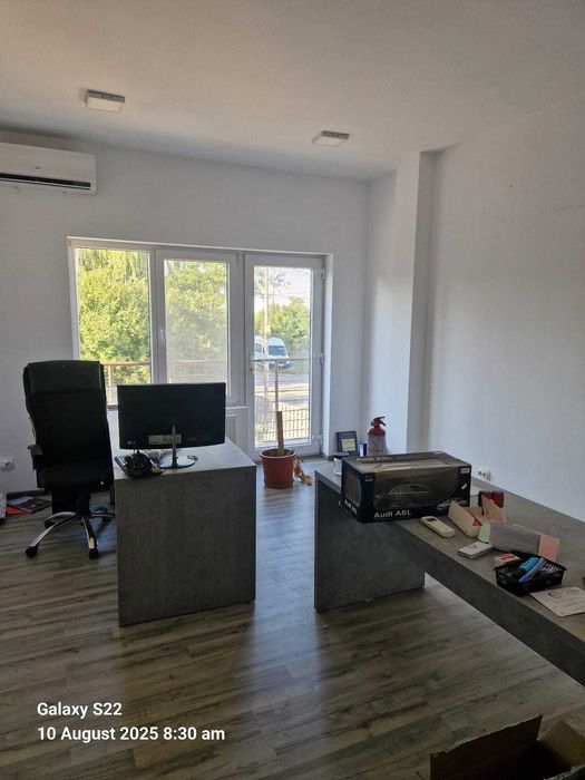 Hala industrială modernă cu teren