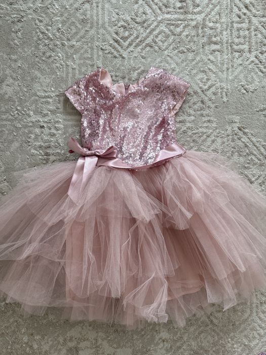 Нарядные платья в отличном состояний