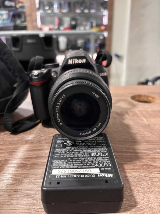 Продавам фотоапарат Nikon D3000 Комплект с чанта