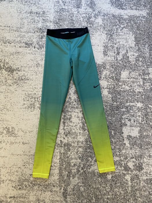 Set Nike XS in conditie foarte buna